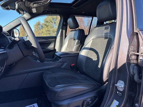 Used 2024 Jeep Grand Cherokee Altitude image 10