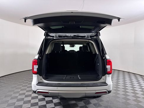 Used 2024 Ford Expedition XLT image 8