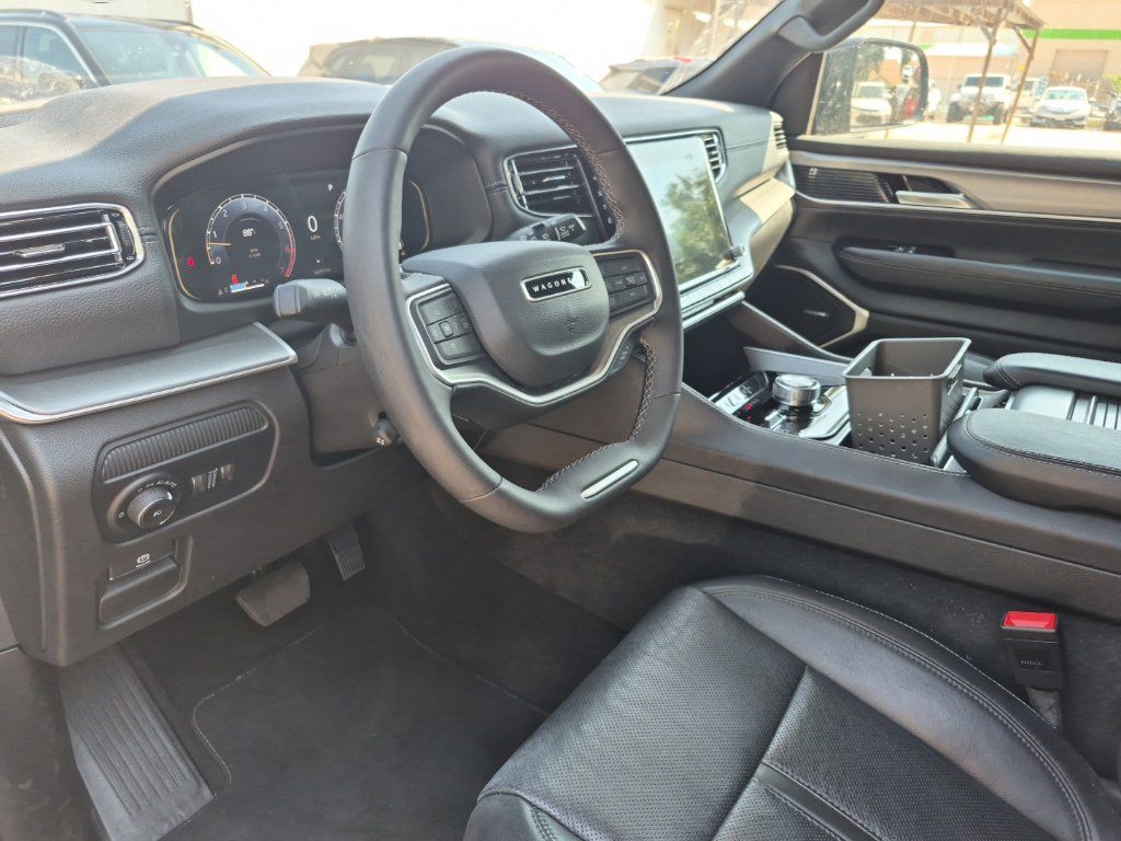 Used 2025 Jeep Wagoneer L Series II AWD/4WD image 7