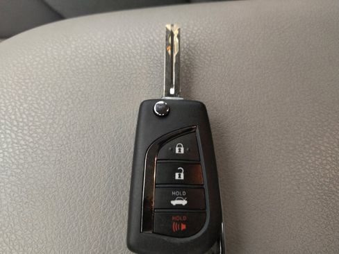 Used 2020 Toyota Camry LE w/ Carpet Mat Package image 32