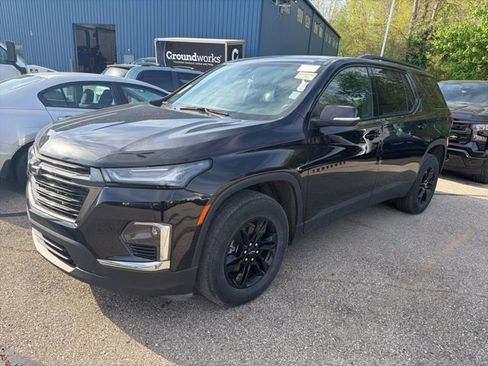Used 2023 Chevrolet Traverse LT image 2