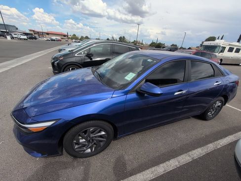 Used 2024 Hyundai Elantra SEL FWD image 3