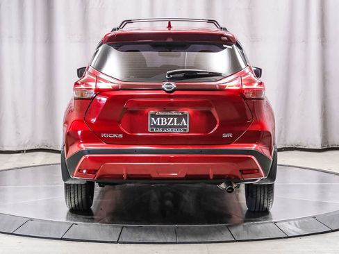 Used 2021 Nissan Kicks SR w/ SR Premium Package FWD image 3