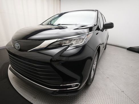Used 2023 Toyota Sienna XLE FWD image 12