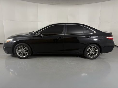 Used 2016 Toyota Camry SE image 5
