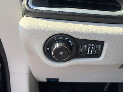 Used 2024 Chrysler Pacifica Touring-L FWD image 17