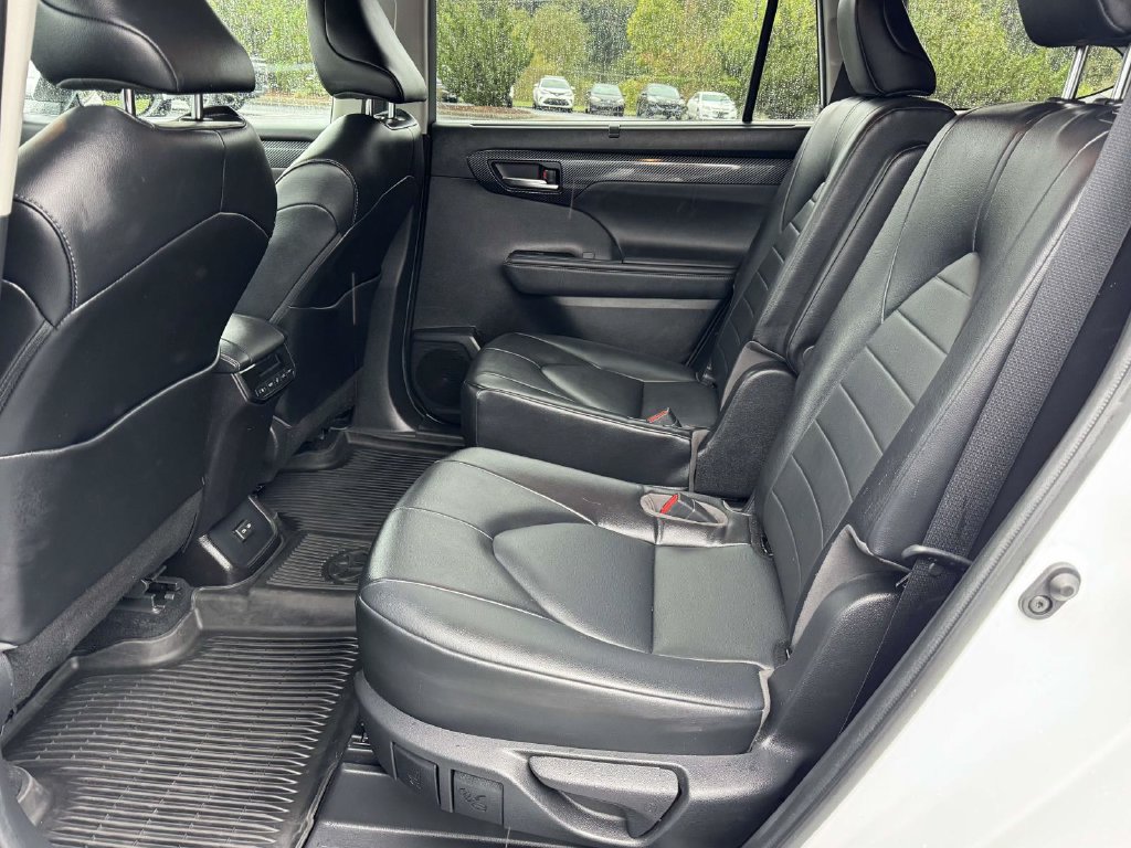 Used 2022 Toyota Highlander XLE AWD/4WD image 17