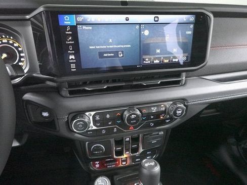 Used 2025 Jeep Wrangler Unlimited Rubicon image 16