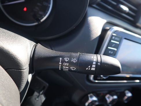 Used 2025 Nissan Versa S w/ Trunk Package image 18