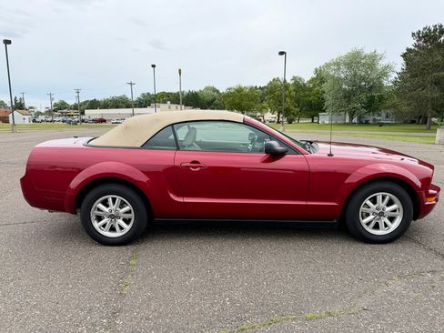 Used 2007 Ford Mustang Convertible RWD image 2