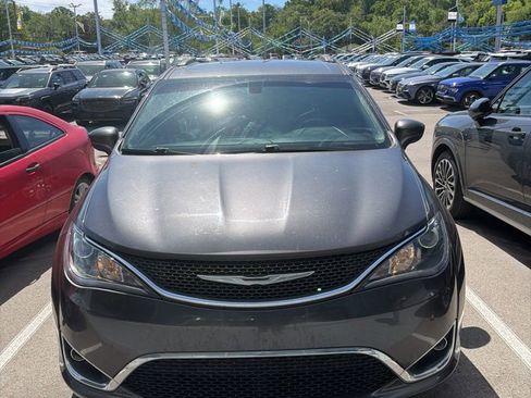 Used 2017 Chrysler Pacifica Touring-L image 1