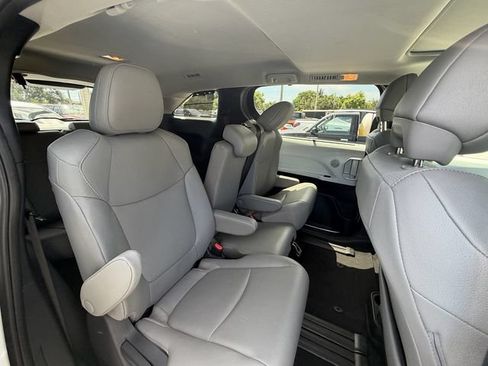 Used 2026 Toyota Sienna XLE FWD image 13
