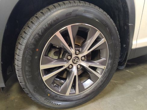 Used 2019 Toyota Highlander LE w/ Carpet Mat Package (TMS) FWD image 31