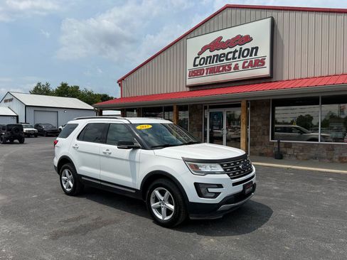 Used 2017 Ford Explorer XLT w/ Equipment Group 201A AWD/4WD image 2