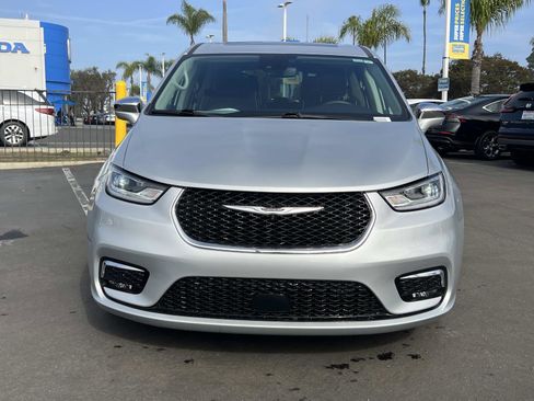 Used 2022 Chrysler Pacifica Limited w/ Uconnect Theater Family Group image 4