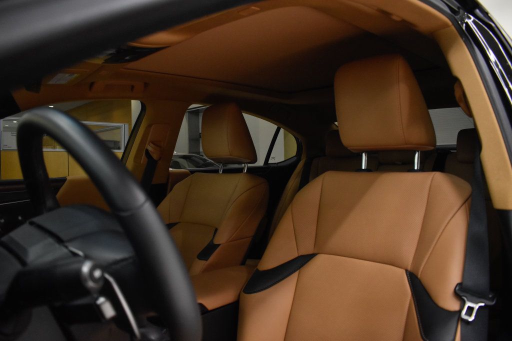 Used 2025 Lexus ES 350 w/ Premium Package FWD image 2