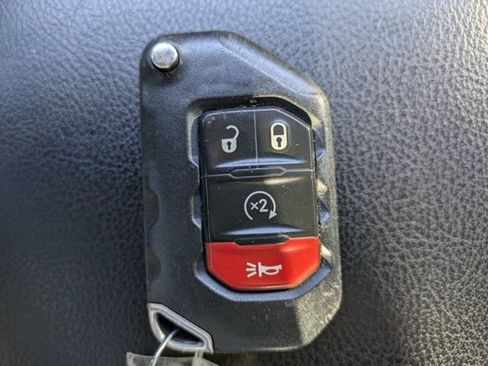 Used 2021 Jeep Gladiator Sport AWD/4WD image 31