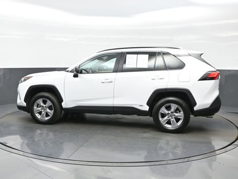 Used 2022 Toyota RAV4 LE AWD/4WD image 3