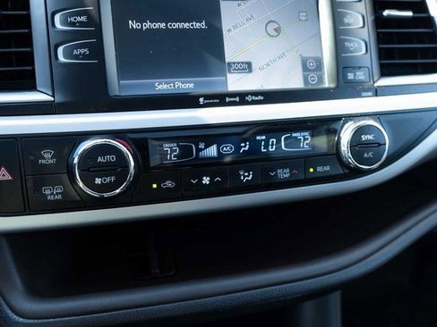 Used 2019 Toyota Highlander XLE image 18