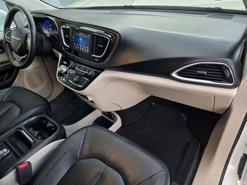 Used 2018 Chrysler Pacifica Touring-L image 2