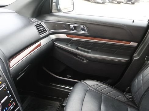 Used 2018 Ford Explorer Platinum image 23