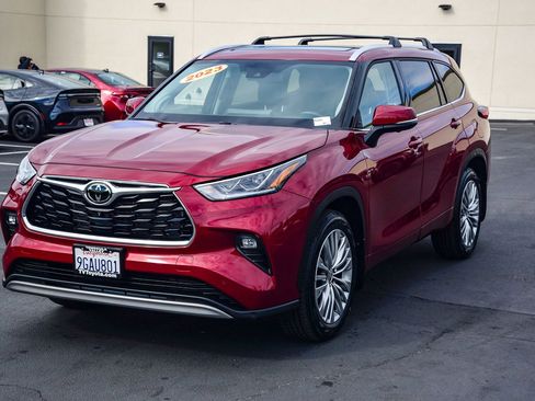 Used 2023 Toyota Highlander Platinum image 3