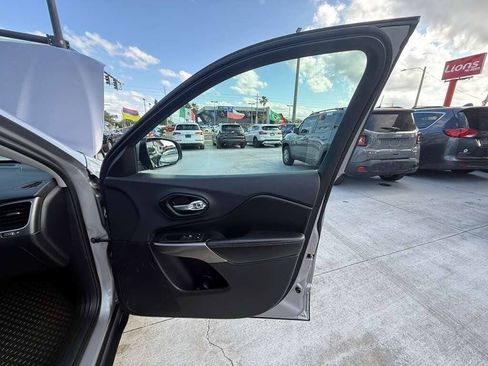 Used 2019 Jeep Cherokee Latitude Plus w/ Cold Weather Group AWD/4WD image 10