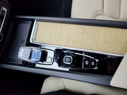 New 2027 Volvo XC60 B5 Plus AWD/4WD image 26