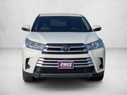 Used 2018 Toyota Highlander LE image 2