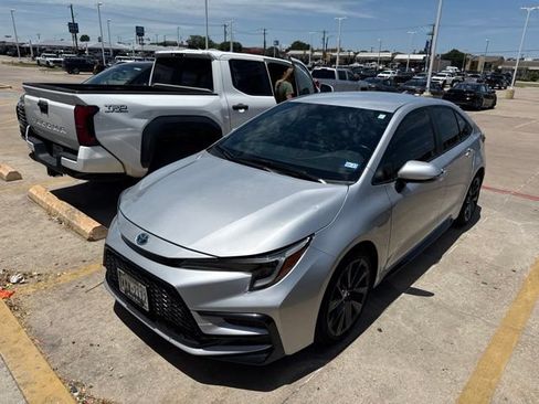 Used 2025 Toyota Corolla SE FWD image 3