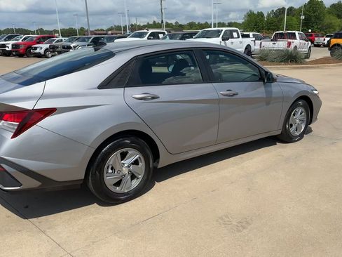Used 2025 Hyundai Elantra SE FWD image 9