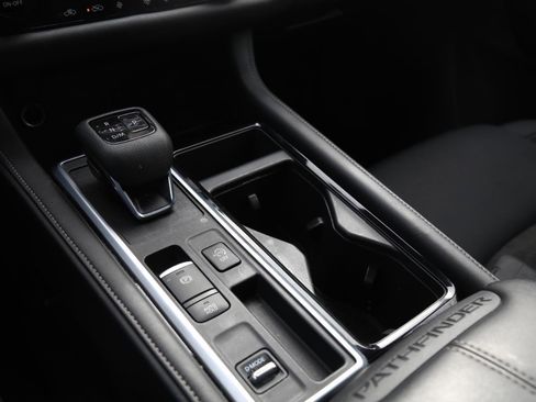 Used 2025 Nissan Pathfinder SV image 17