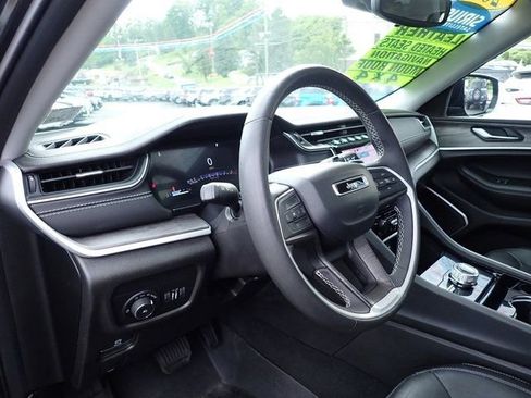 Used 2023 Jeep Grand Cherokee L Limited w/ Black Appearance Package AWD/4WD image 15
