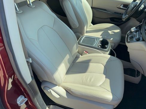 Used 2021 Chrysler Pacifica Touring-L FWD image 30