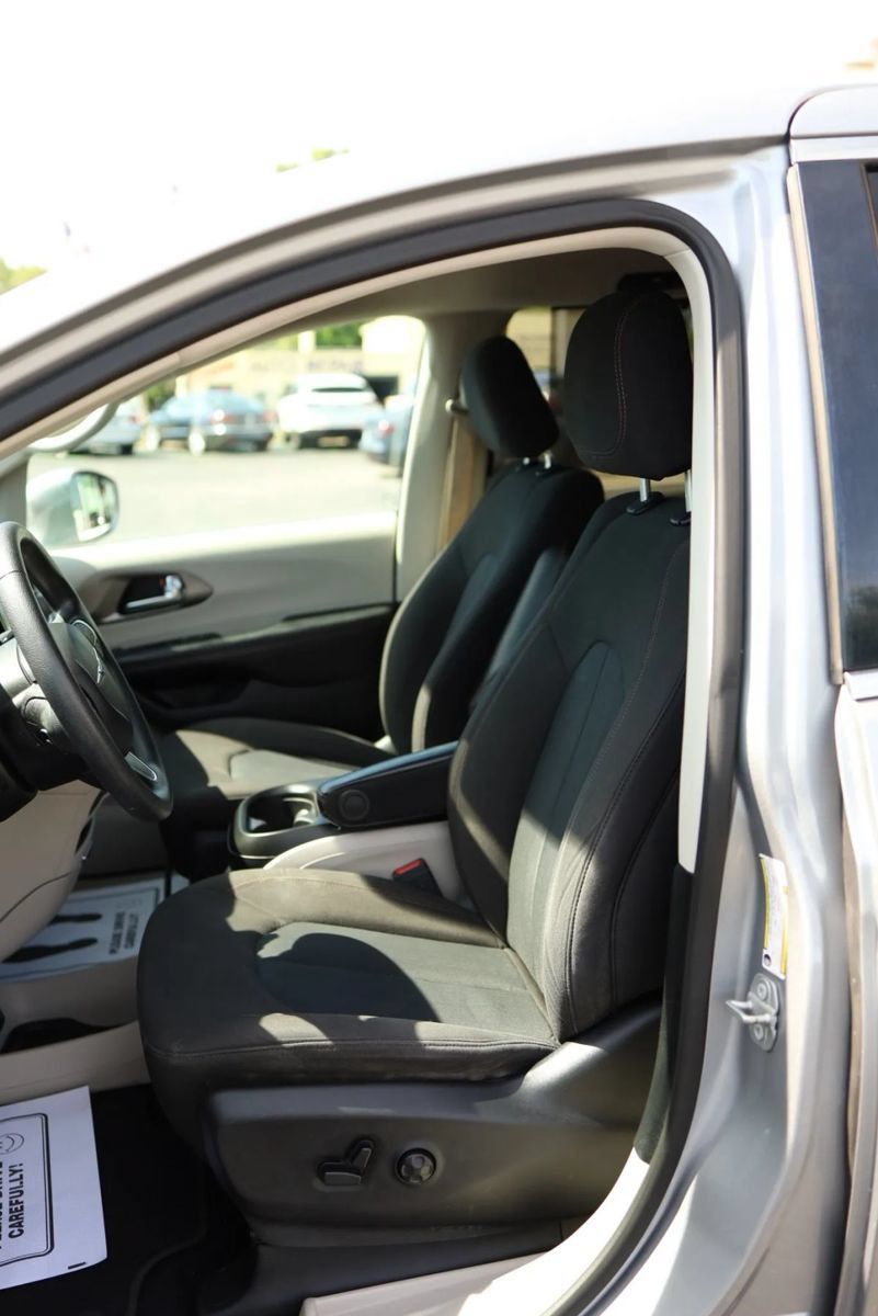 Used 2020 Chrysler Pacifica Touring w/ Advanced Safetytec Group FWD image 12