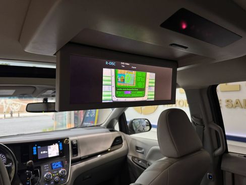 Used 2016 Toyota Sienna XLE Premium w/ Outdoor Package FWD image 25