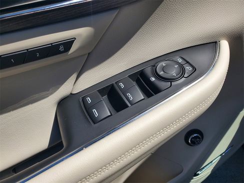 Used 2022 Buick Envision Avenir w/ Technology Package II image 21