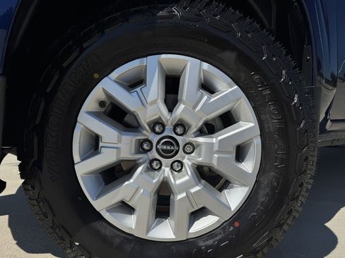 Used 2023 Nissan Frontier SV w/ Technology Package AWD/4WD image 9