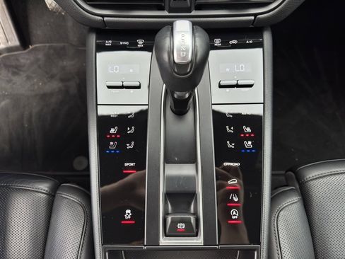 Used 2024 Porsche Macan image 24