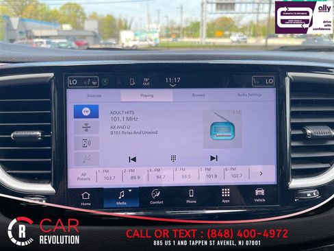 Used 2024 Chrysler Pacifica Touring-L FWD image 17