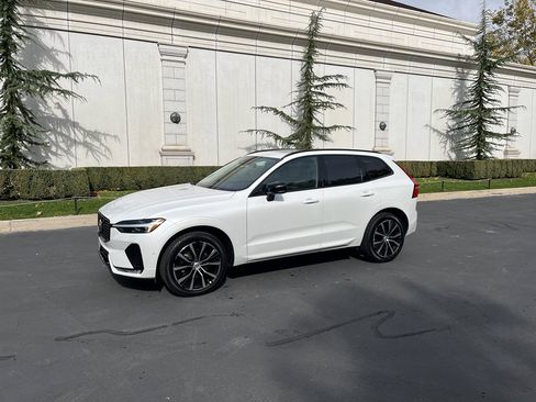 Used 2025 Volvo XC60 B5 Plus image 2