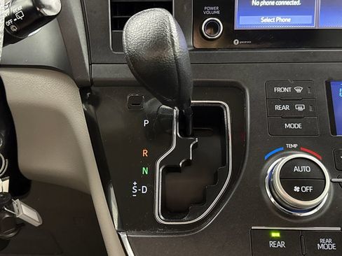 Used 2018 Toyota Sienna LE FWD image 17