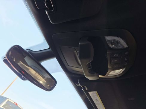 Used 2024 Chrysler Pacifica Limited image 37