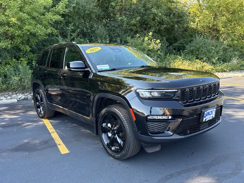 Used 2025 Jeep Grand Cherokee Limited w/ Luxury Tech Group II AWD/4WD image 3