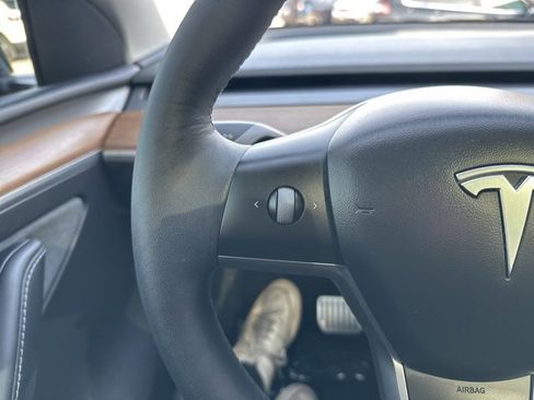 Used 2022 Tesla Model Y Long Range image 23