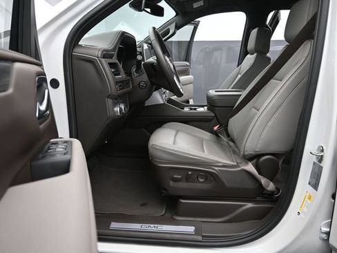 Used 2024 GMC Yukon XL SLT w/ SLT Luxury Package AWD/4WD image 10