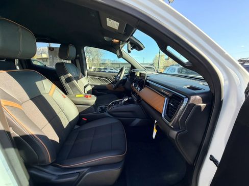 Used 2025 GMC Canyon AT4 image 28