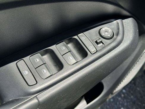Used 2022 Hyundai Venue Limited FWD image 17