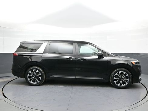 Used 2023 Kia Carnival EX image 5