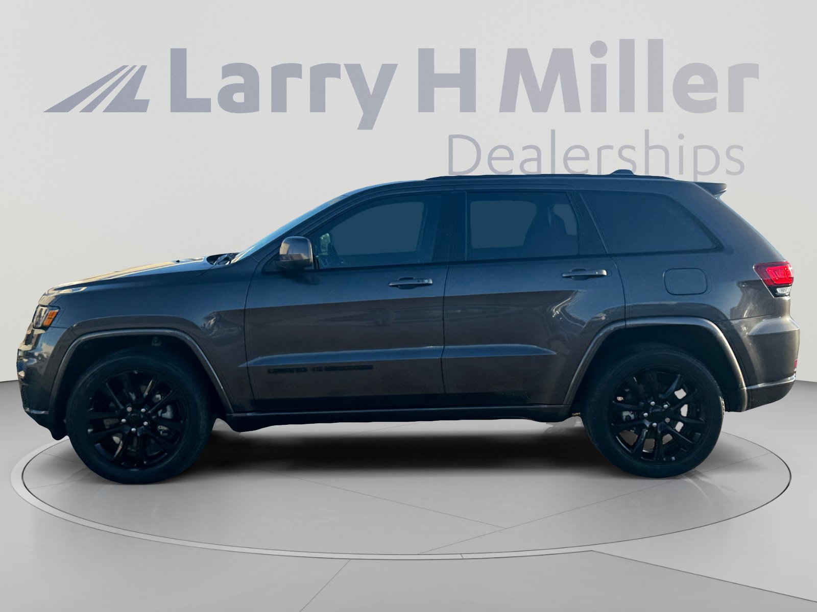 Used 2021 Jeep Grand Cherokee Laredo X AWD/4WD image 2